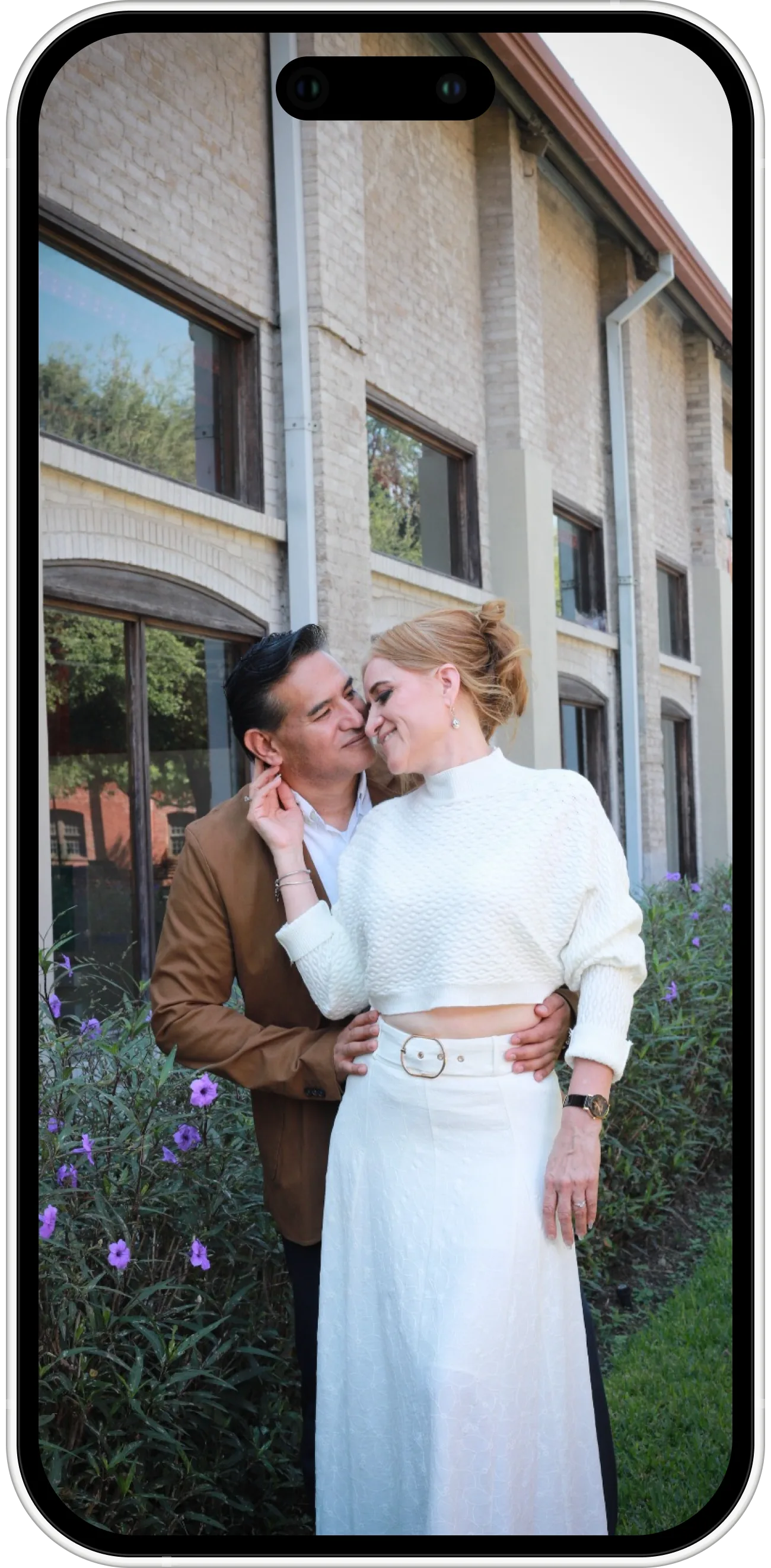 Invitación digital de boda para Alma y Mauricio con estilo floral romántico, música de fondo personalizada y geolocalización satelital