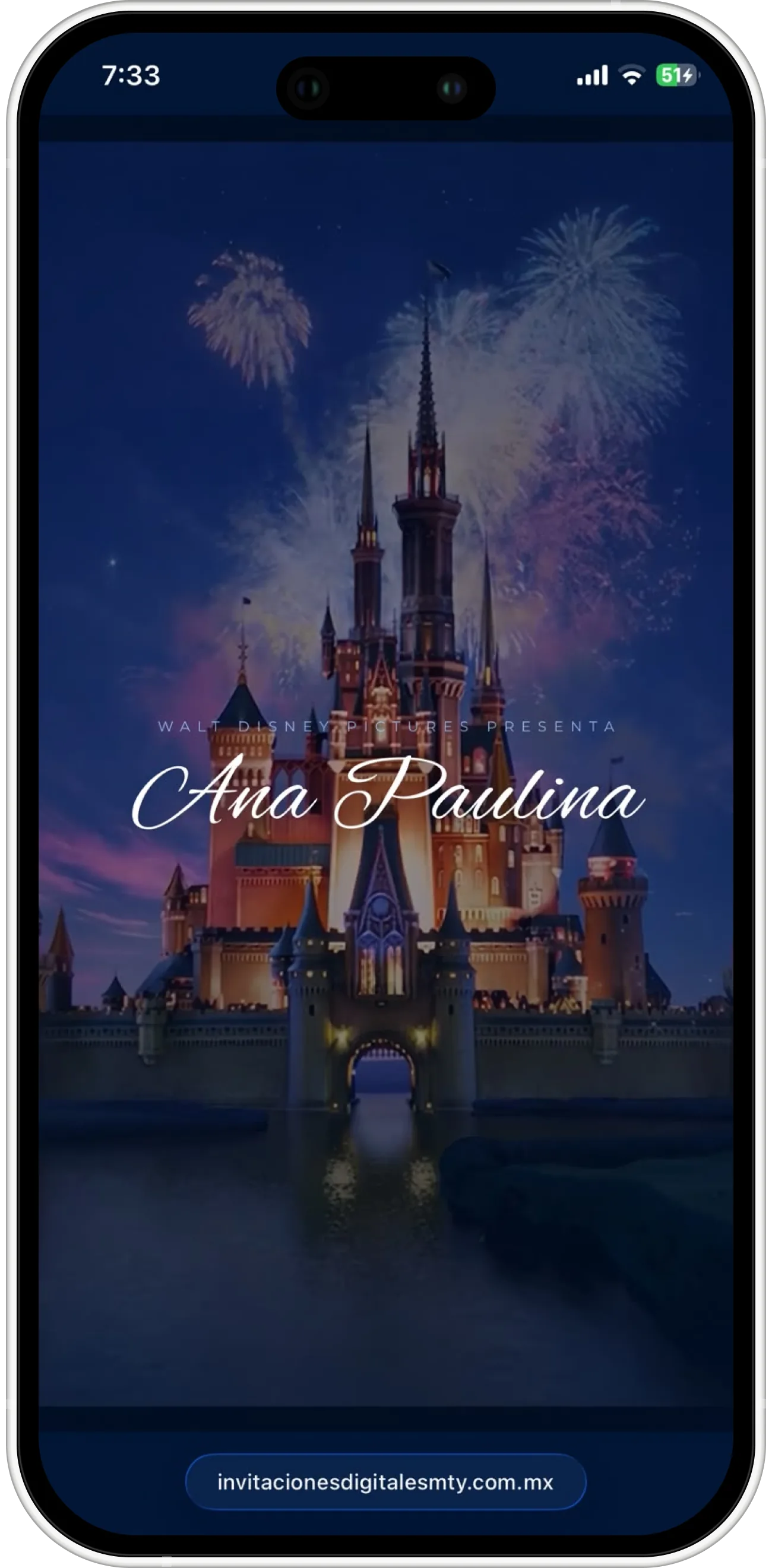 Invitación web de cumpleaños para Paulina con diseño festivo moderno y confirmación de asistencia en tiempo real
