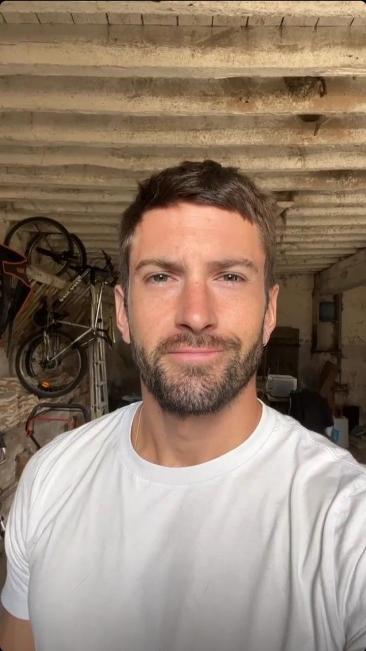 Foto de Carlos Mendoza - Cliente invitaciones digitales Baby Shower